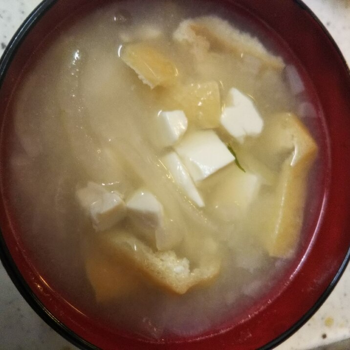 玉ねぎと豆腐と油揚げの味噌汁